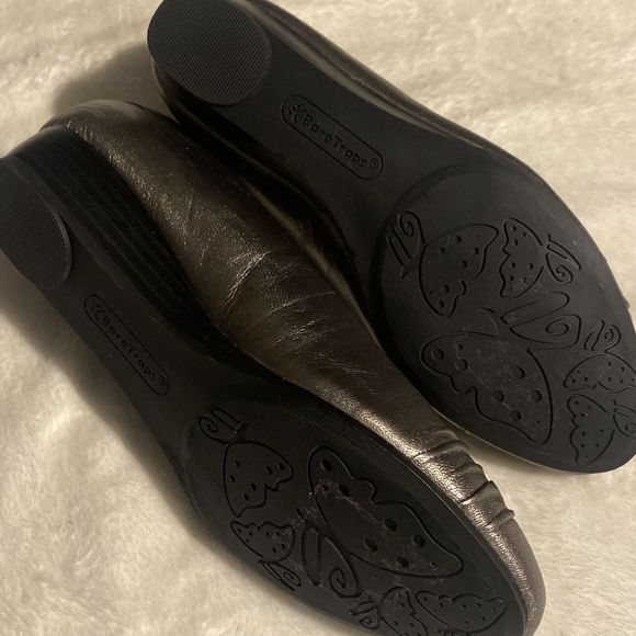 Bare Traps Landy Leather Slip On Wedge Heels Pumps Size 6 Silver Almond Toe - Picture 8 of 8